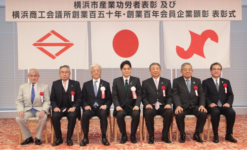 （左から）渡邉氏、中谷氏、横浜商工会議所の上野孝会頭、山中竹春市長、上野氏、犬飼氏、加藤氏