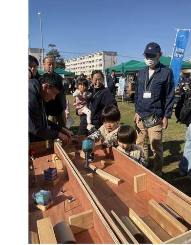 KoroKoroボールを楽しむ兄弟