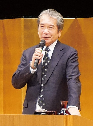 講演する村上さん