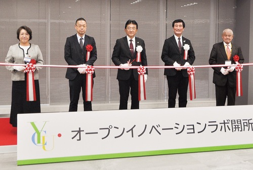 テープカットを行う近野理事長（中央）、石川義弘学長（右から2人目）ら