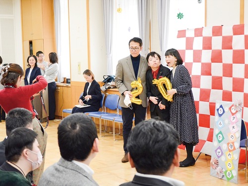 記念撮影をする参加者たち