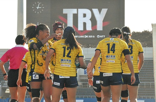 トライを挙げ喜ぶ選手たち＝準決勝
