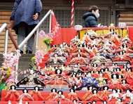 ずらりと並ぶひな人形