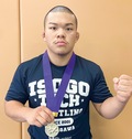 金メダルを手にする奥山さん＝学校提供＝