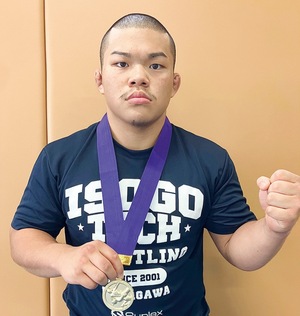 金メダルを手にする奥山さん＝学校提供＝