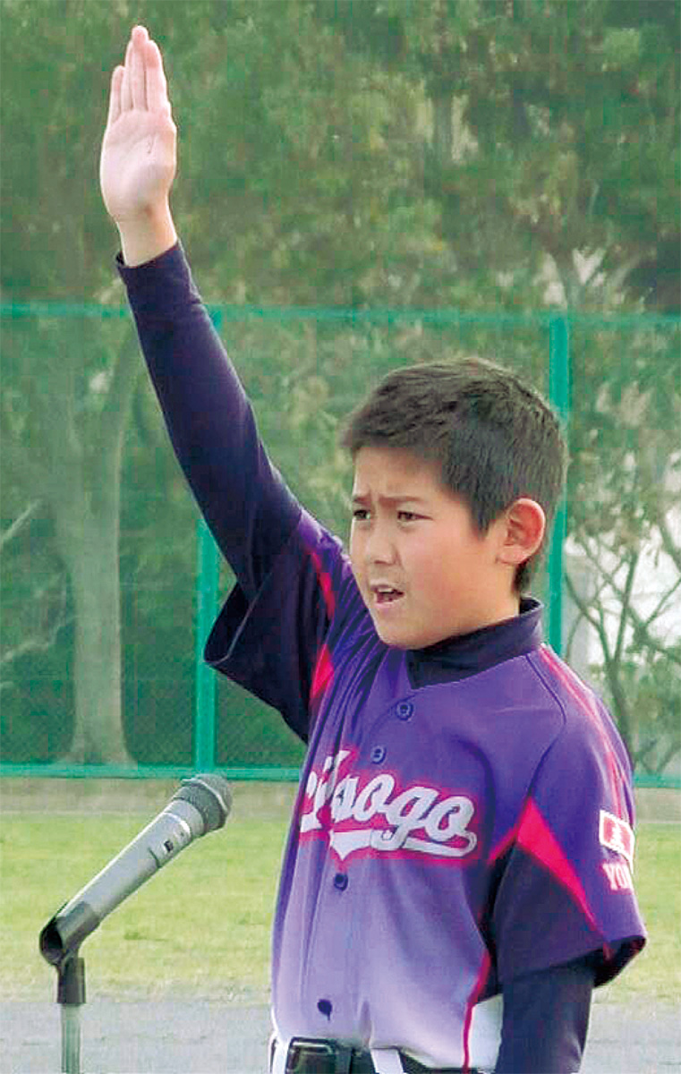 選手宣誓をする進藤主将