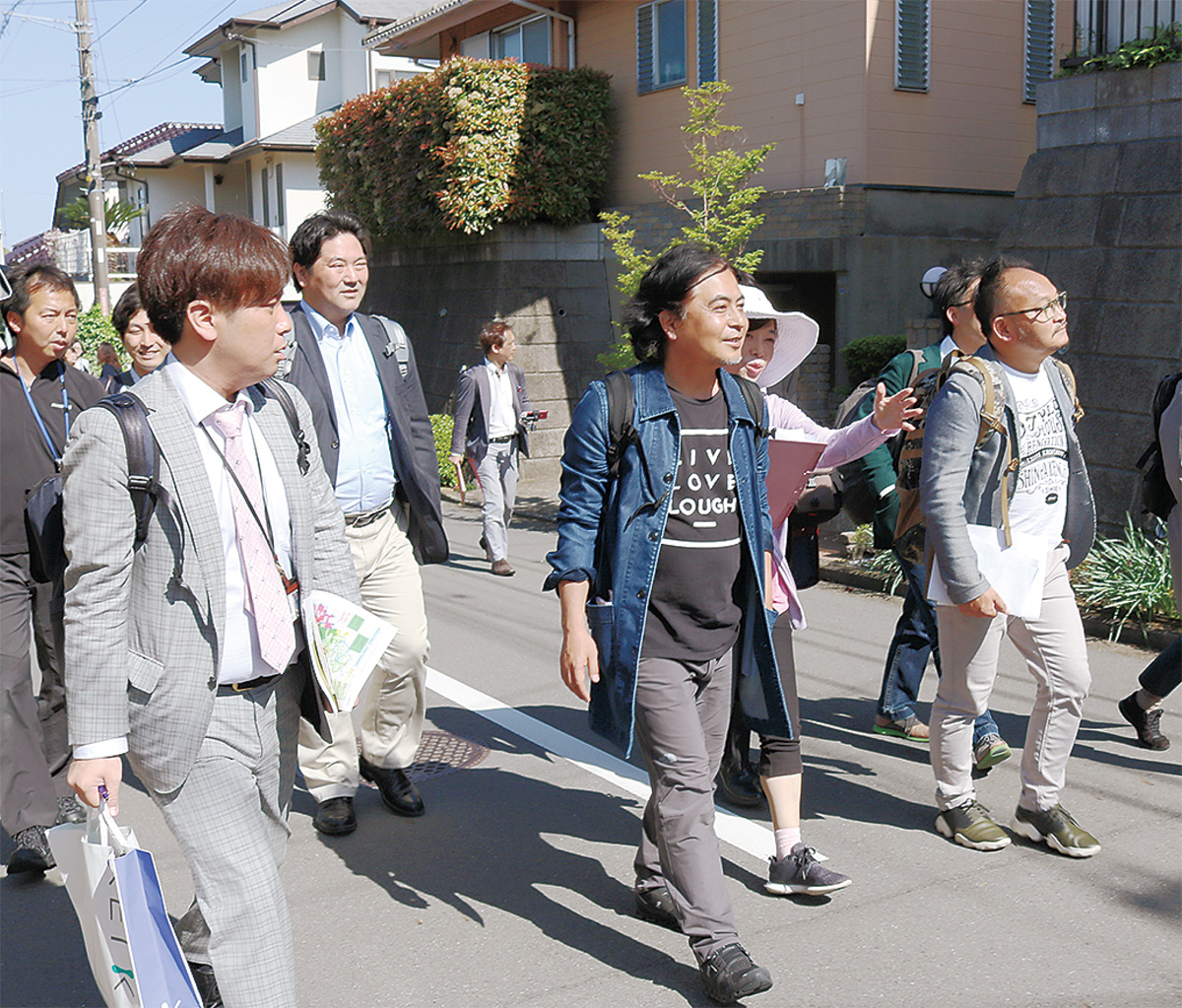検討会メンバーでまち歩きも