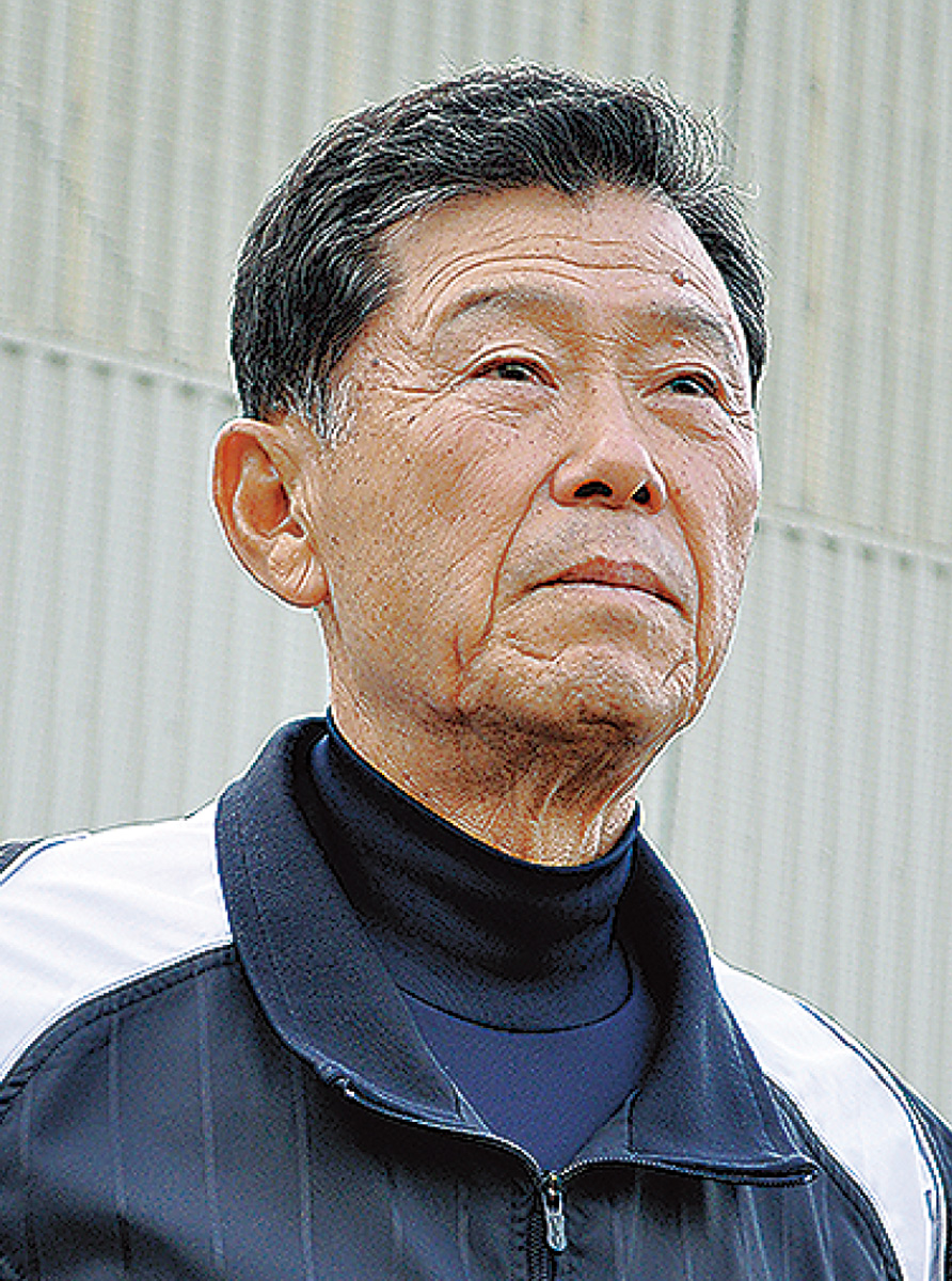 始球式に渡辺前監督 (写真1)