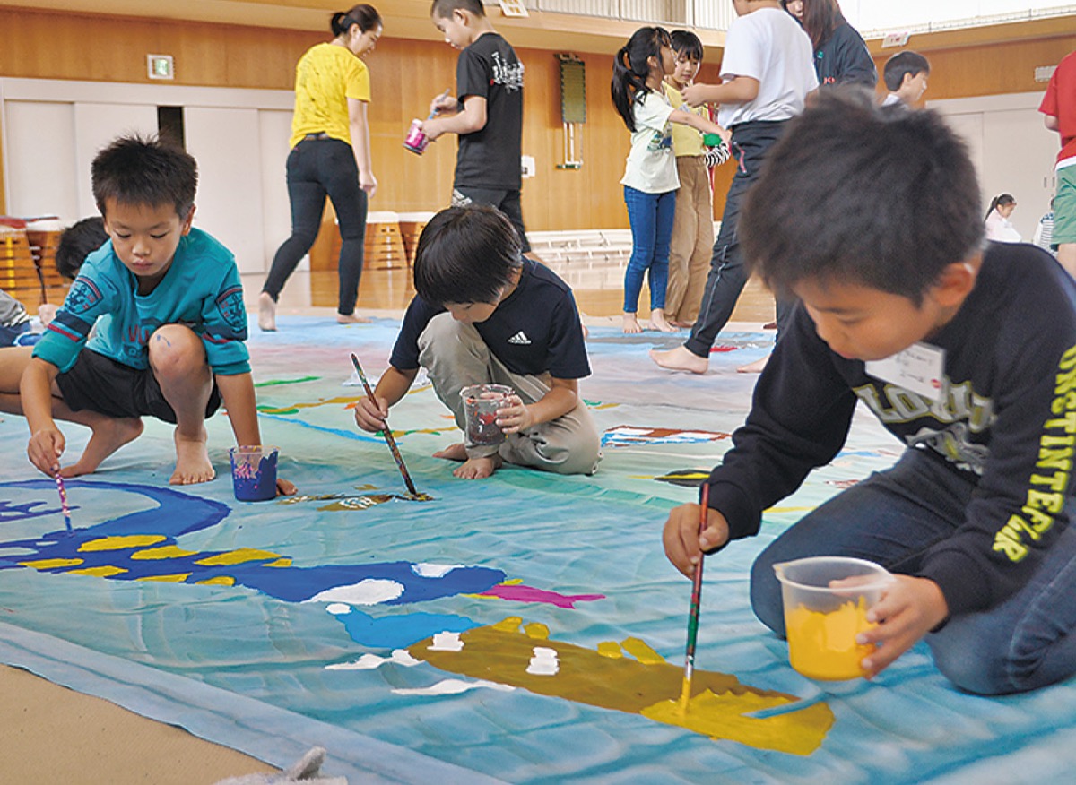 自分史上最大の絵に挑戦 浅葉弾さんと六浦南小児童が 金沢区 磯子区 タウンニュース