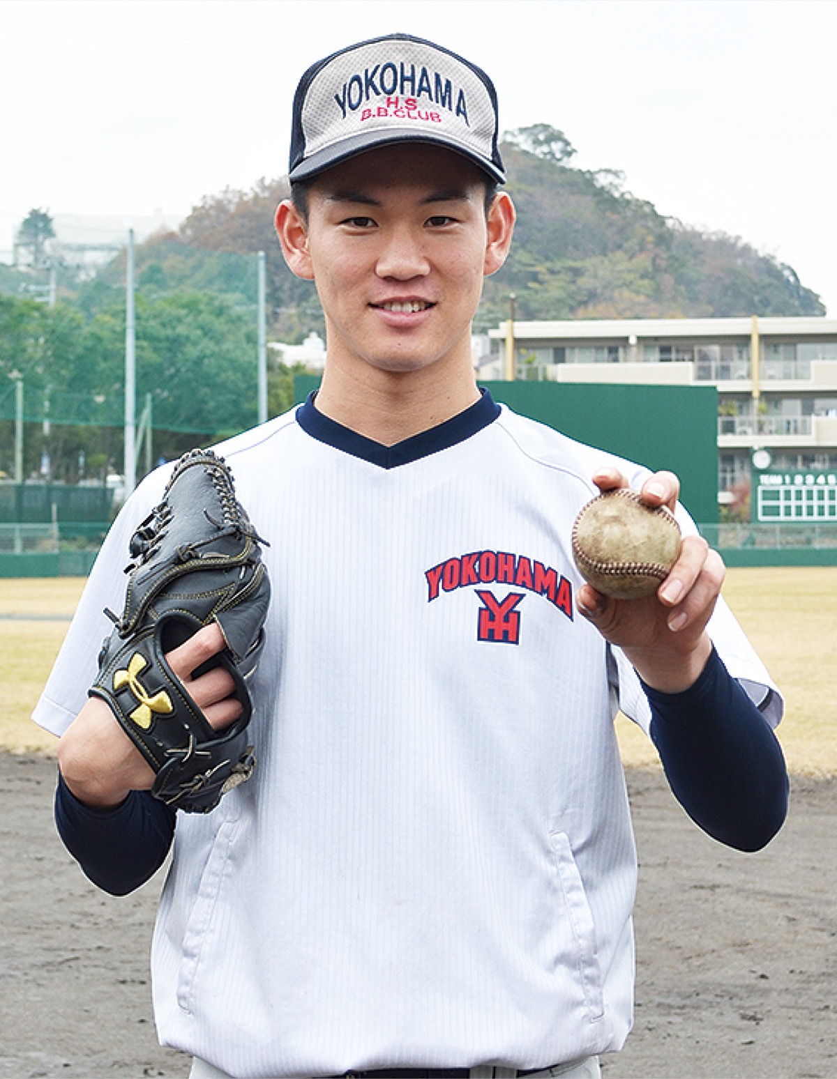 長浜グラウンドで笑顔を見せる及川投手