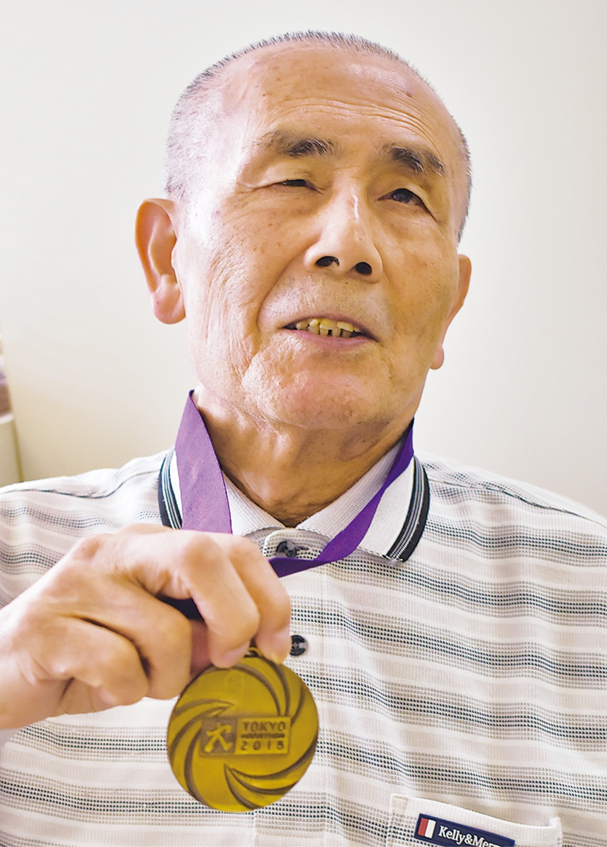 東京マラソンの完走メダルと上杉さん