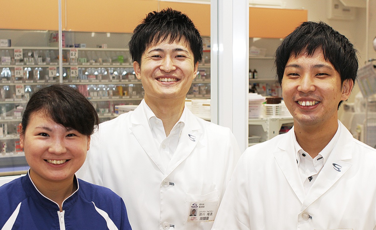 左からメディカルアシスタントの下川知里さん、深川薬局長、薬剤師の浅井豊大さん