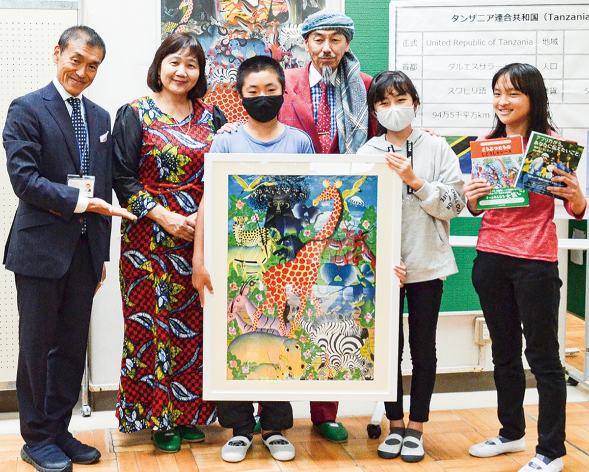 市内出身島岡さん 「タンザニアの現状知って」 磯子小にアフリカン絵画