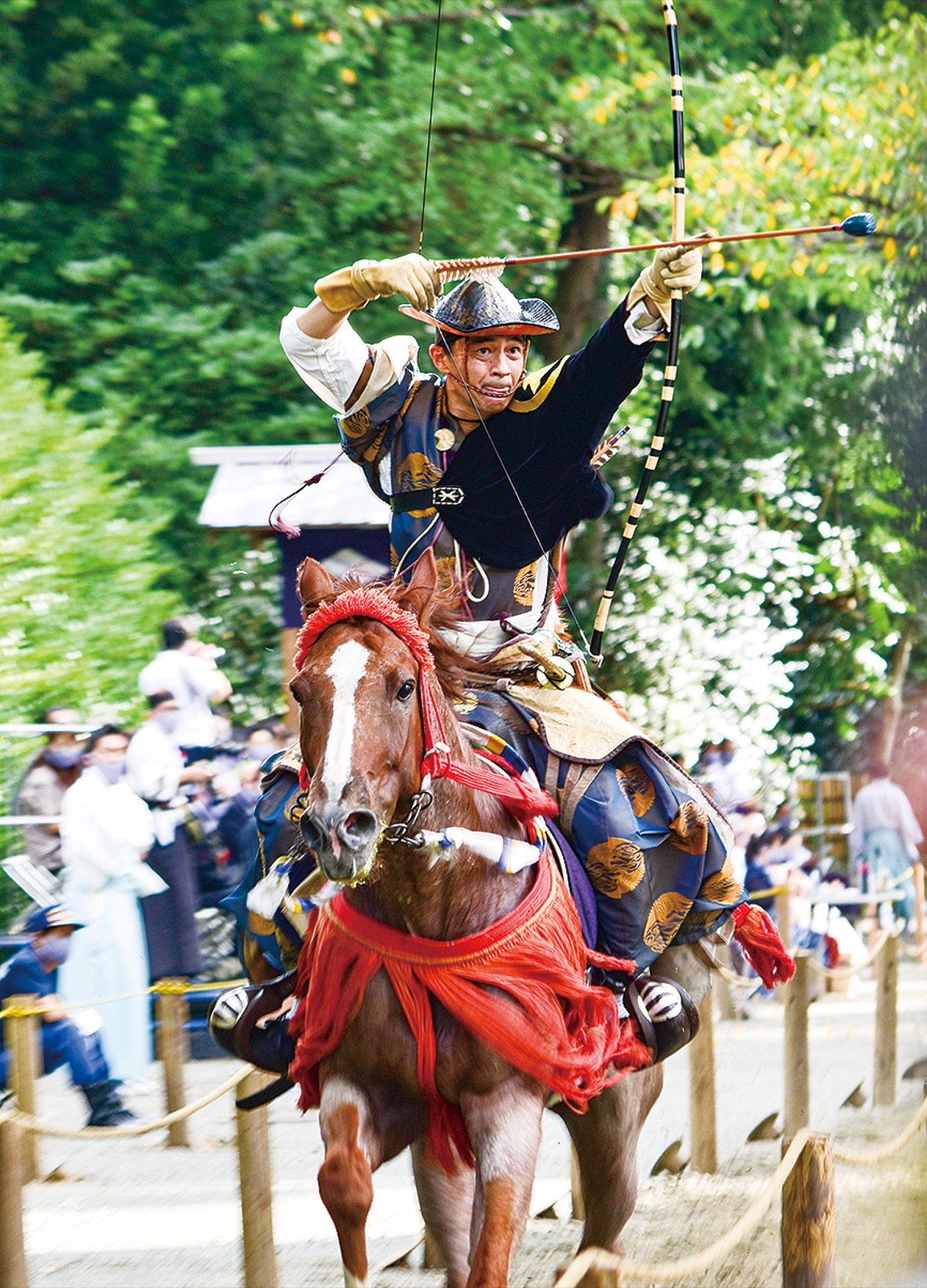 馬上から弓放つ (写真1)