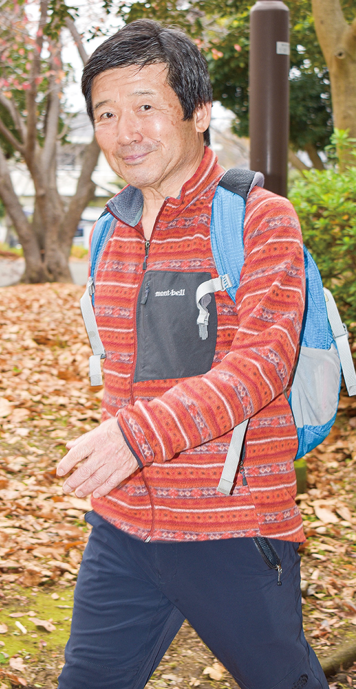 登山ウェアにリックが、丹澤さんの街歩きスタイル