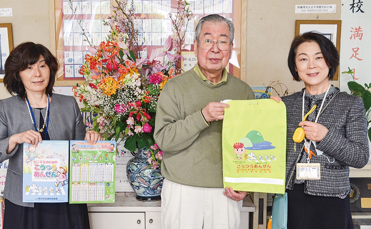 金沢交通安全協会 ランドセルカバー寄贈 新小学１年生に 金沢区 磯子区 タウンニュース