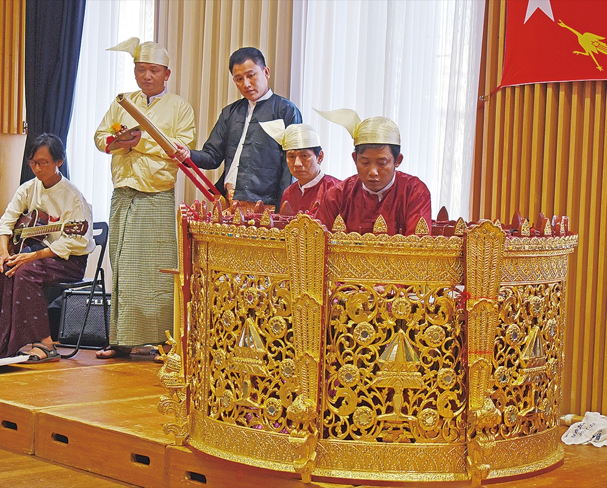 ボ・トゥ・レインさんはミャンマーの打楽器サインワインを演奏