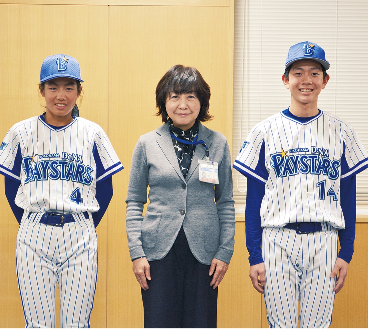 永井区長(中央)とユニフォーム姿の北村さんと鈴木君(左から)