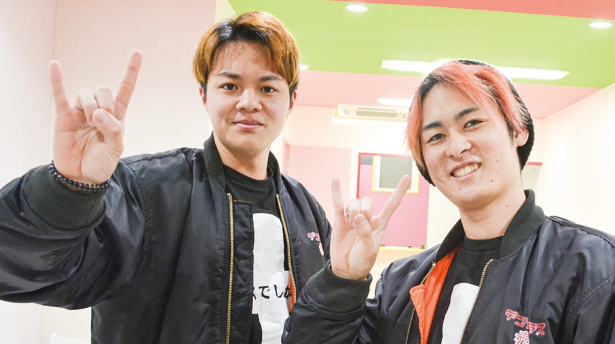 動画でおなじみのポーズを披露するなきまさん（右）とこーたんさん