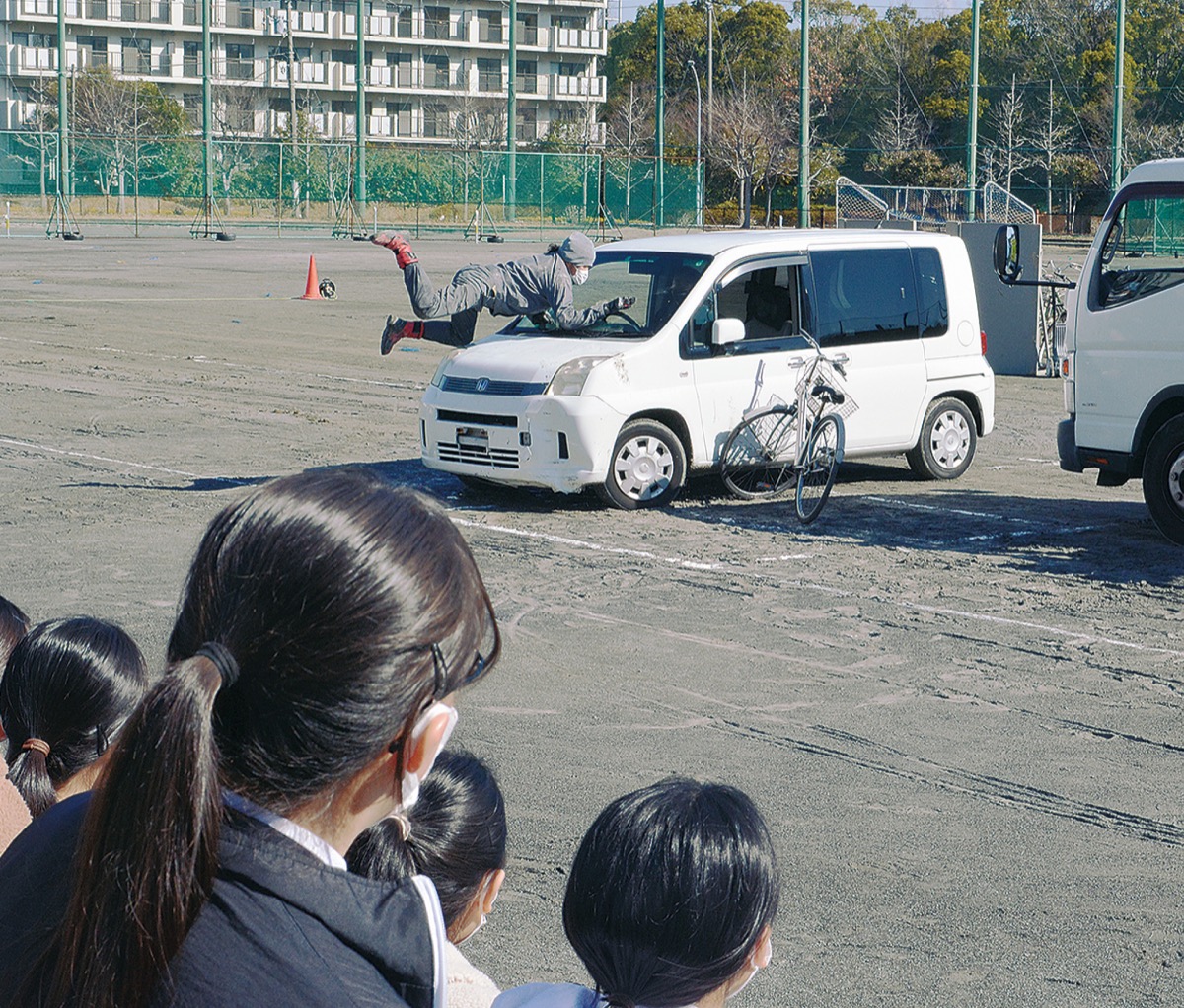 車と自転車がぶつかる事故の再現