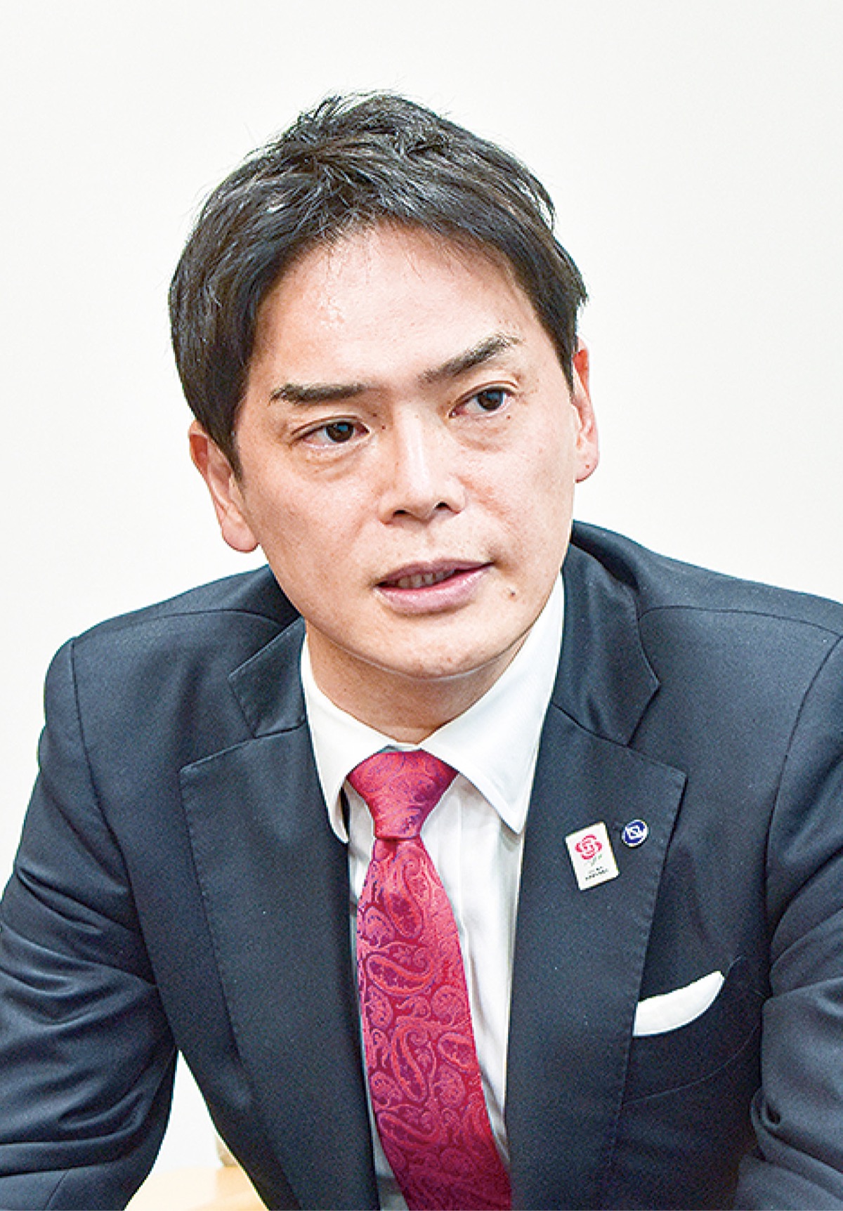 質問に答える山中市長＝３月29日