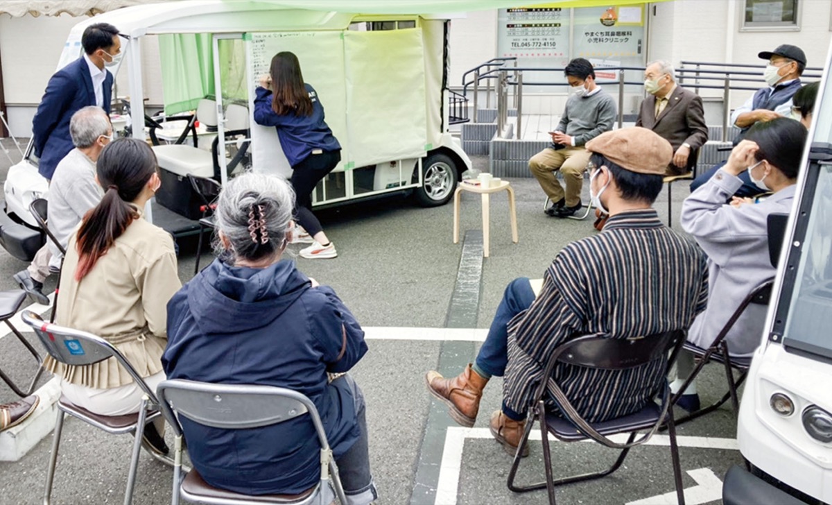 はまと脳神経クリニック駐車場で、屋外ミーティングをするメンバーら