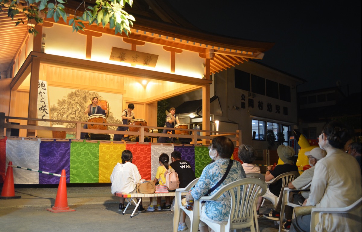 神楽殿で披露された和太鼓の演奏