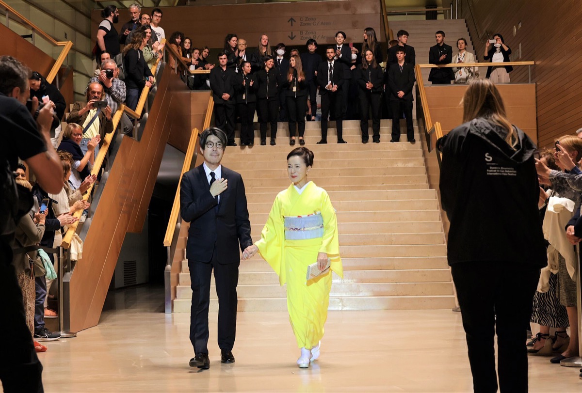 役のテーマカラーである黄色の着物に身を包んだ原田さん(右)と公式上映会で(写真は全て2022「百花」製作委員会より提供)