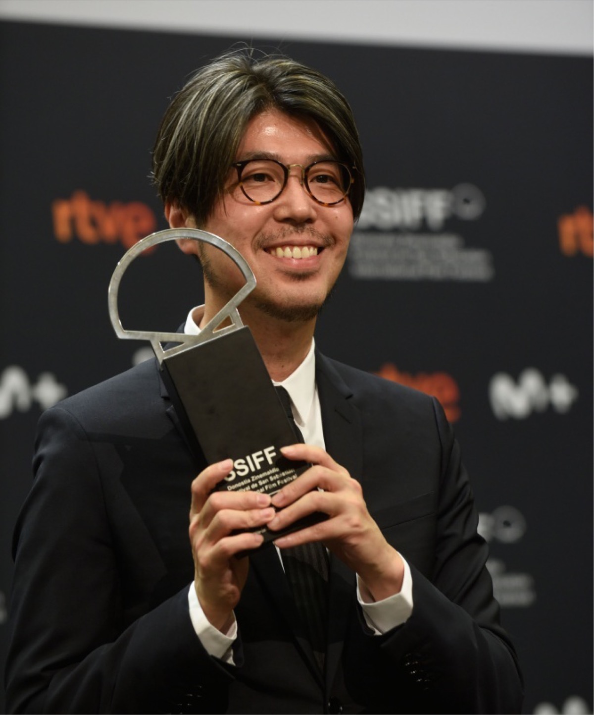 会見で受賞を喜ぶ川村さん
