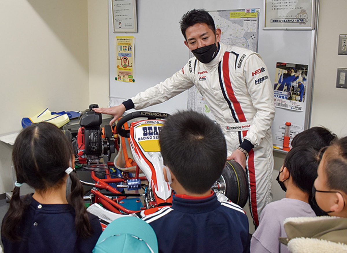車の仕組みを話す武藤さん