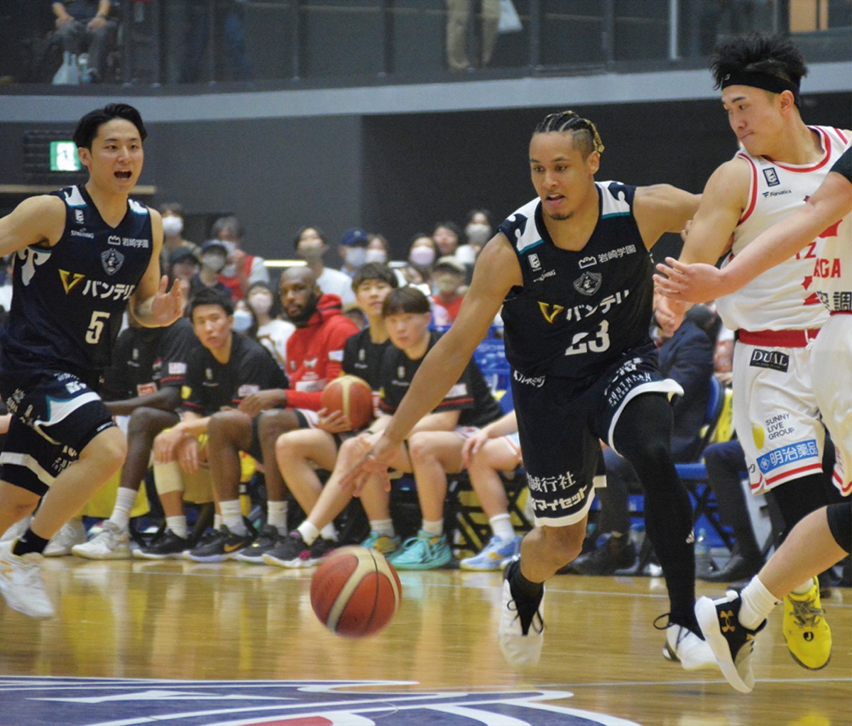 キング選手（中央）と河村選手（左）＝６日、横浜武道館