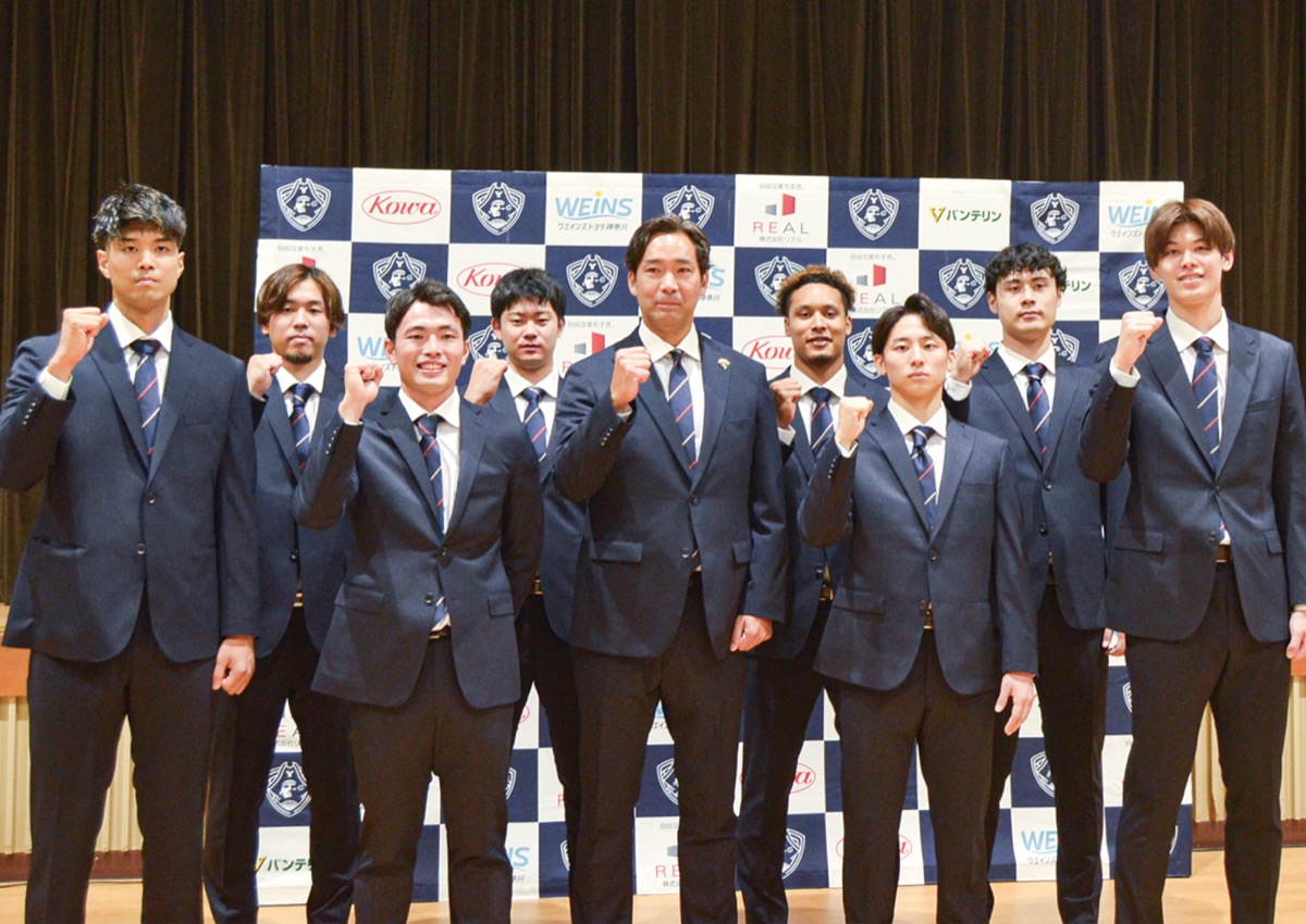新体制発表会に参加した青木ＨＣ（中央）や選手たち