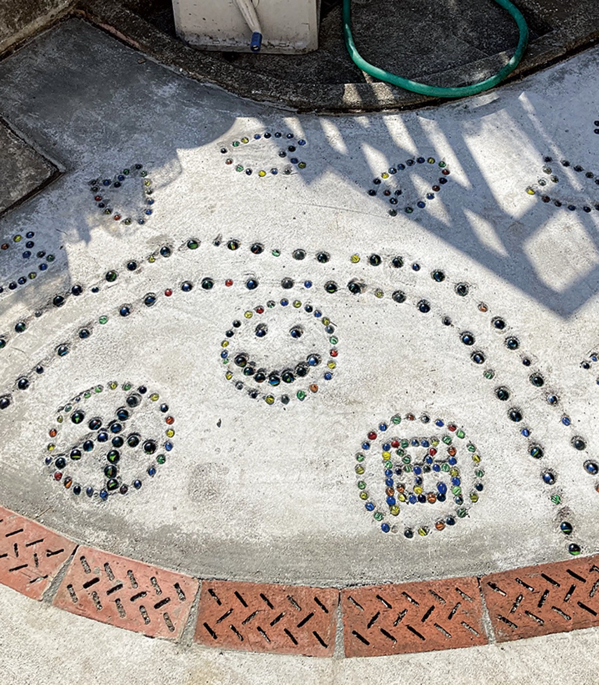 大岡小で児童とともに中庭を改修