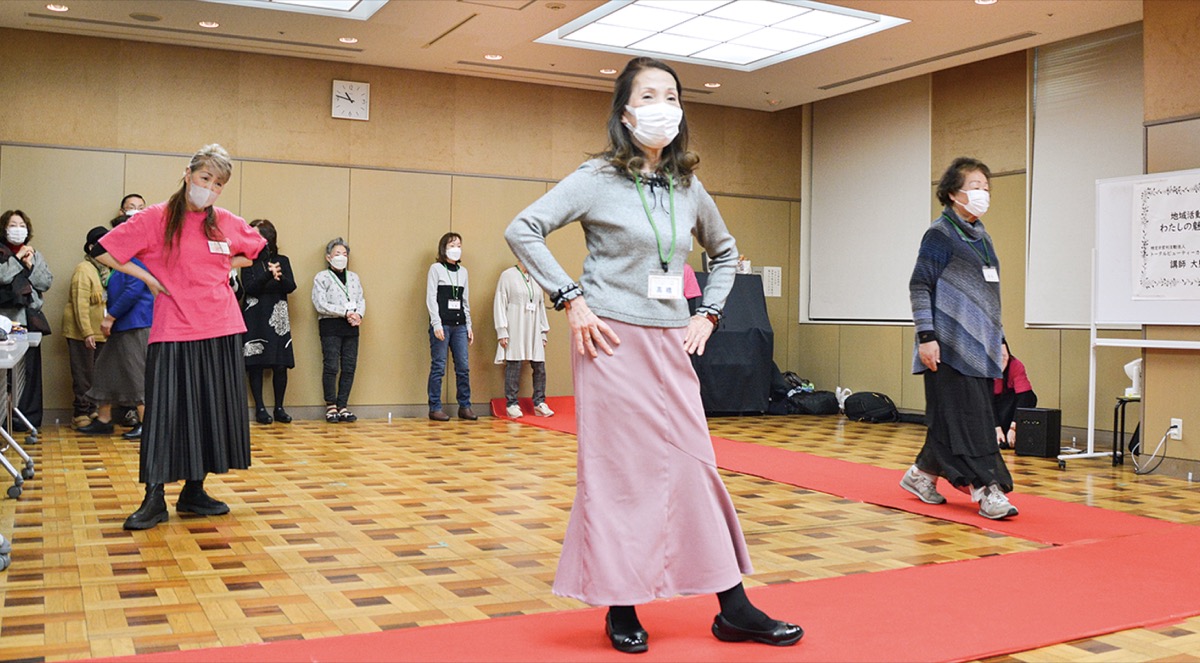 本番へ向けて練習に励む参加者たち=1月30日