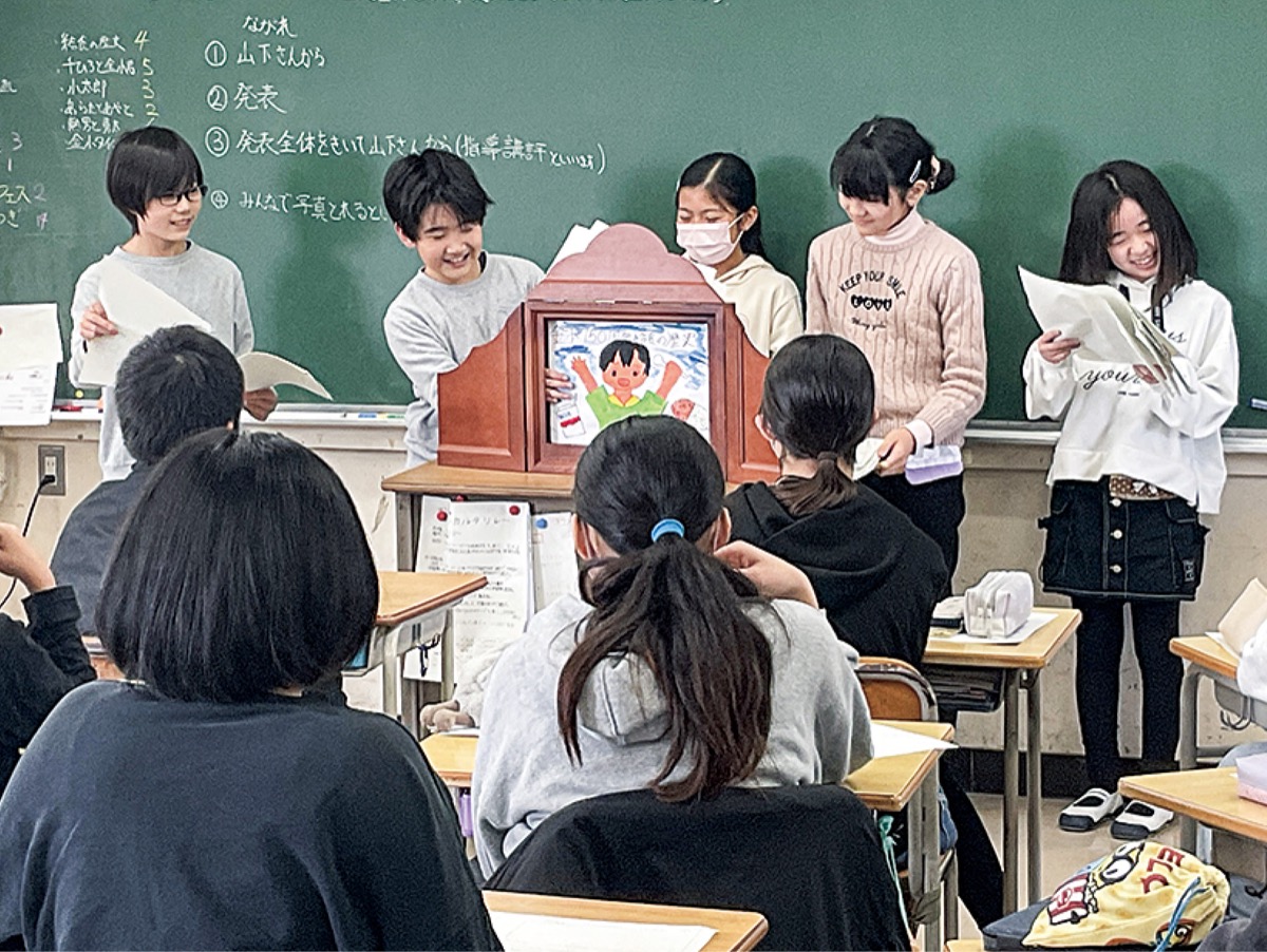 紙芝居を披露する児童
