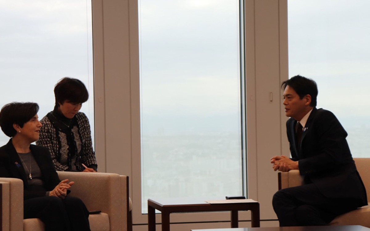 山中市長（右）とEU気候変動総局局長の協議