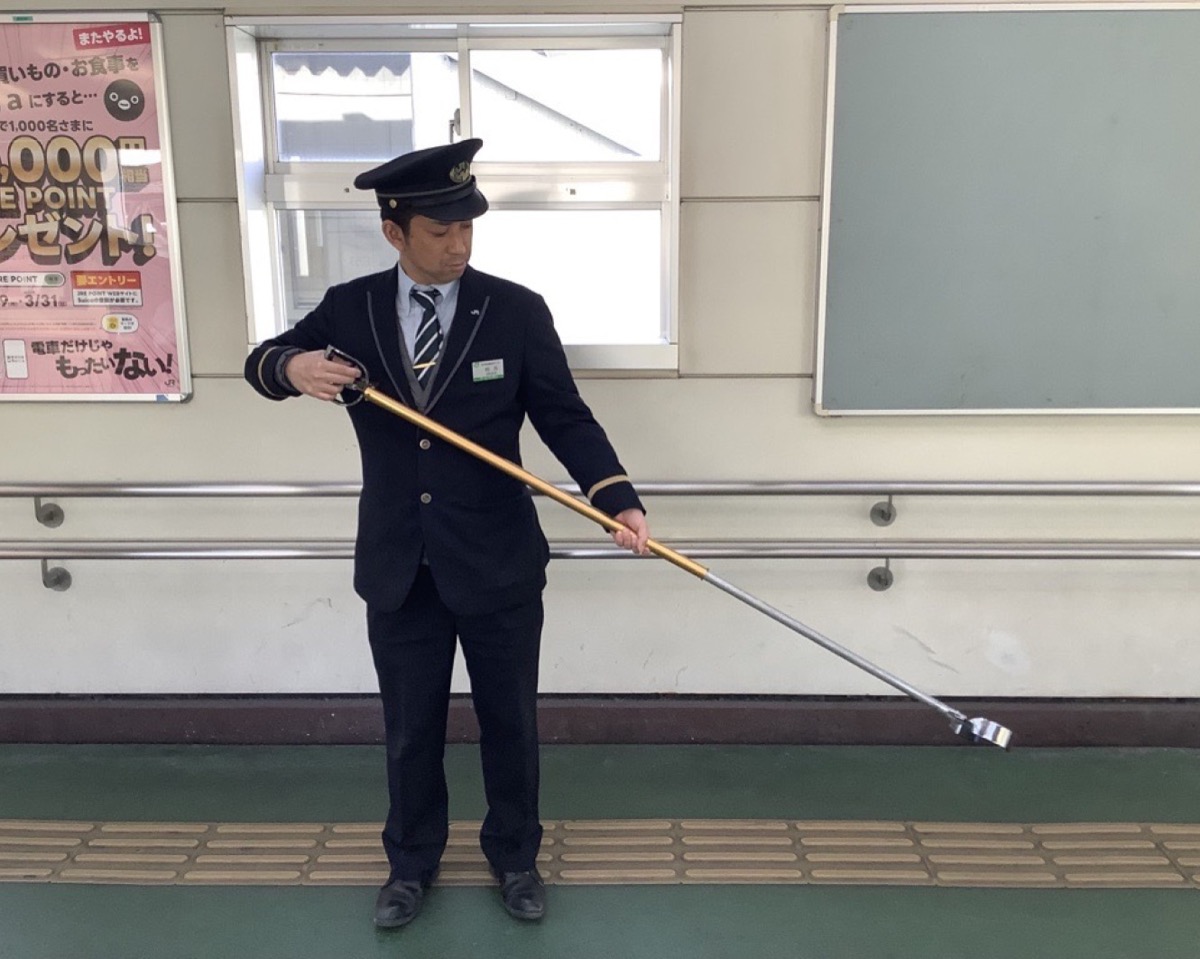 マジックハンドを使って落とし物を拾う作業も体験できる