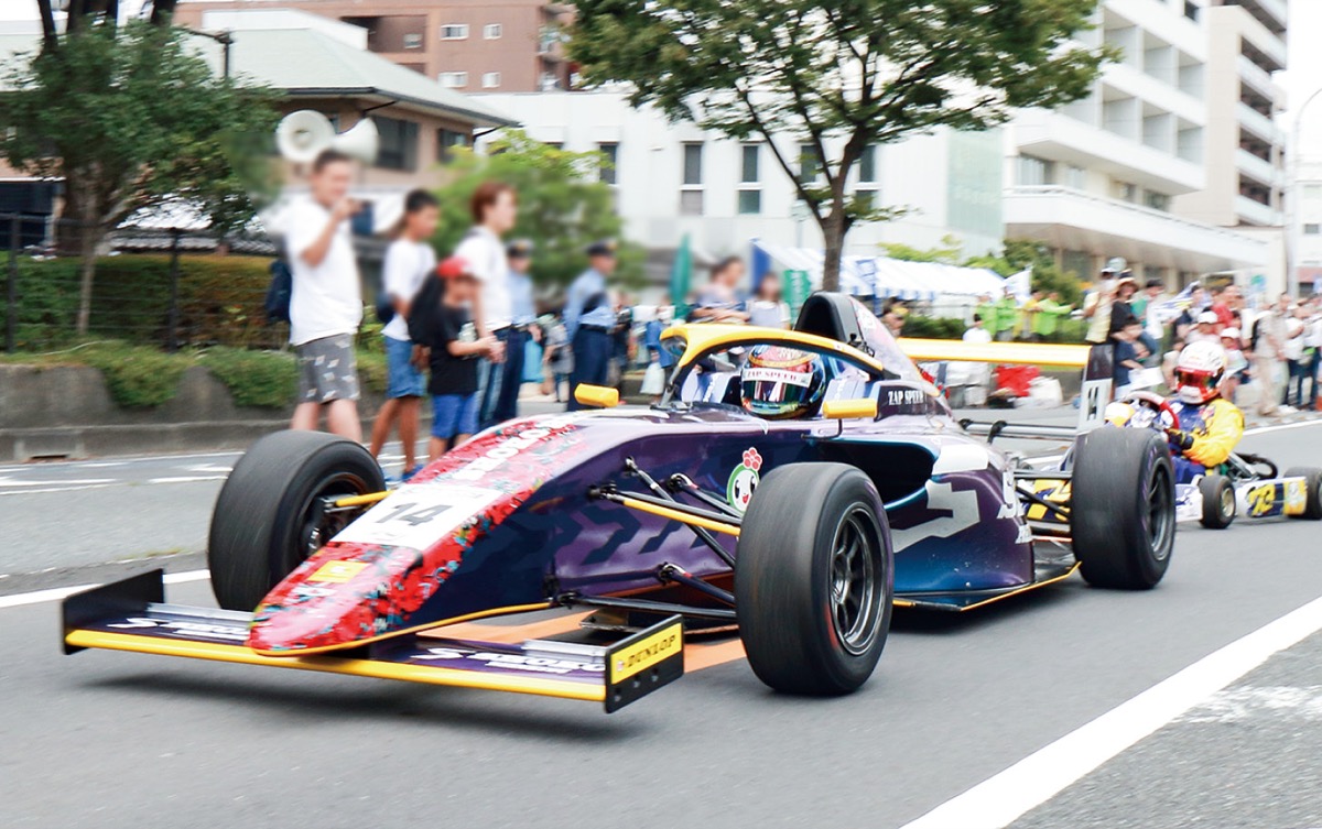 磯子まつりでのパレード=村田貴洋さん提供