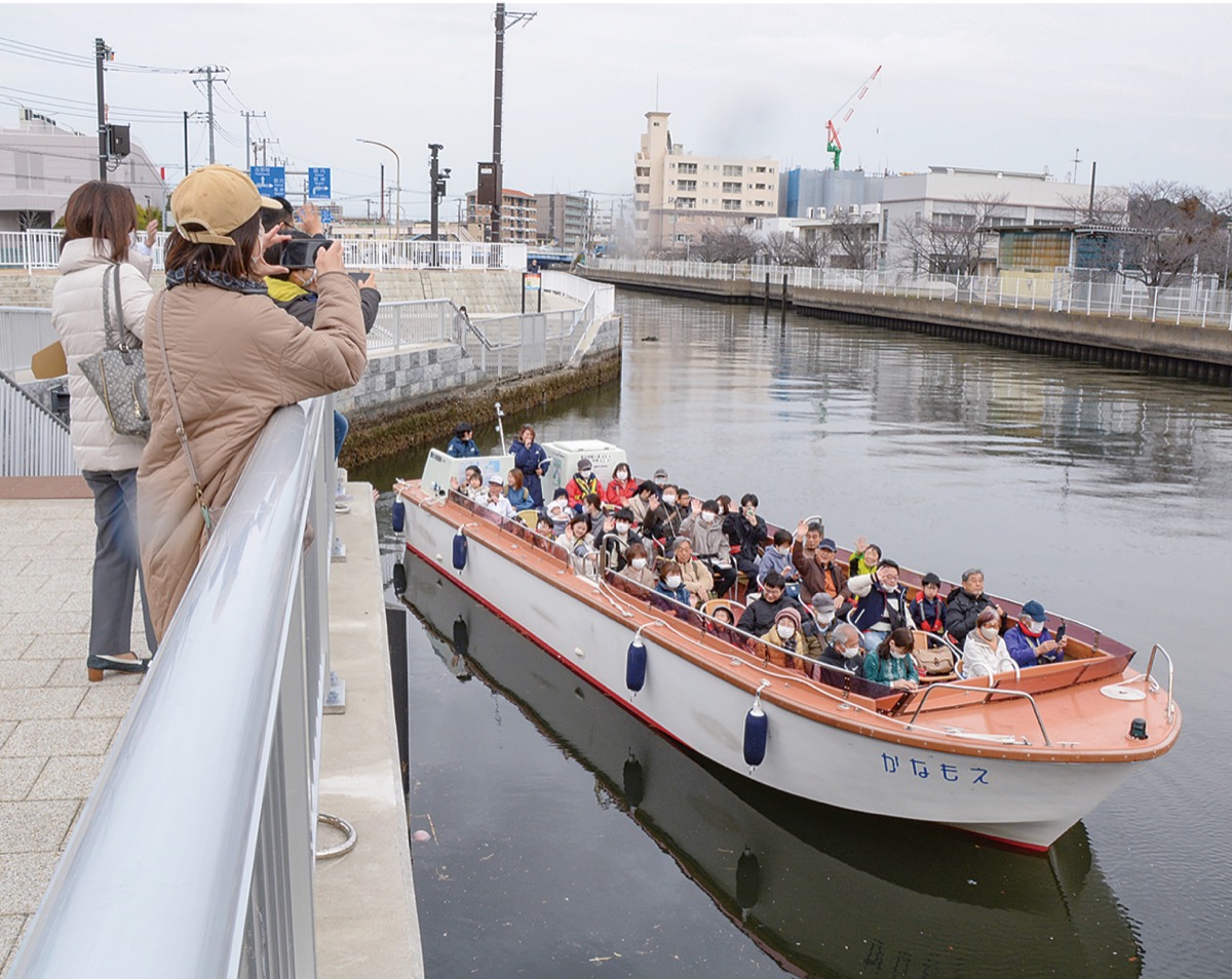 船上で堀割川を体験