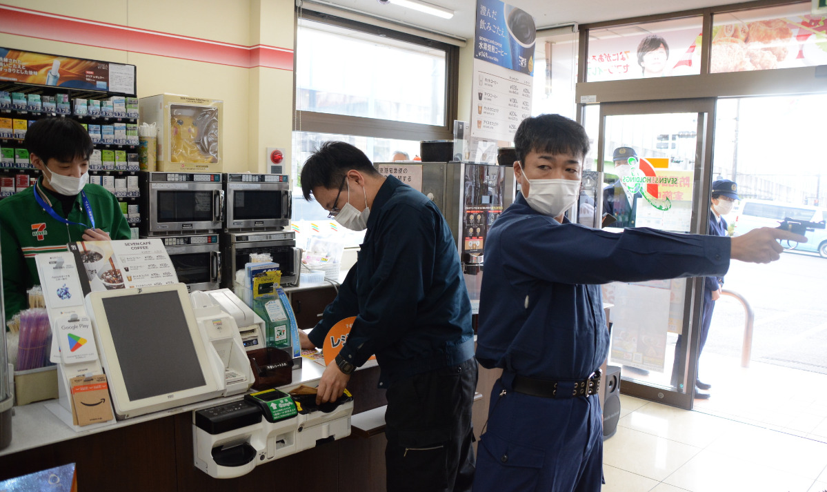 磯子区のコンビニで強盗に備えて訓練