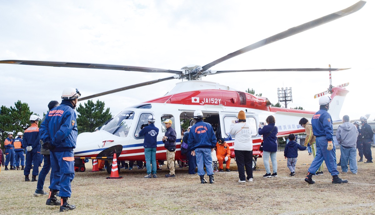 海の公園に消防ヘリ