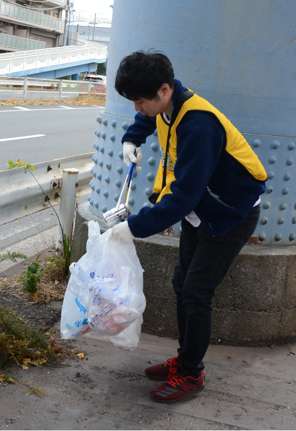 20チームがごみ拾いで競う