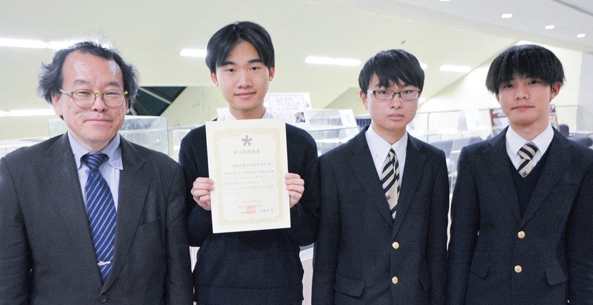 左から神谷顧問、矢萩部長、部員たち