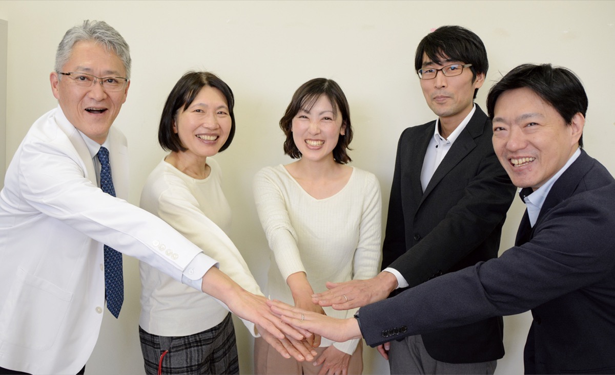 エコチル調査神奈川ユニットセンター（横浜市立大学医学部内）の伊藤秀一センター長（小児科教授）、川上ちひろ副センター長（エコチル調査特任准教授）、舟越さん、指導教員の桑原恵介准教授、後藤温副センター長（公衆衛生学教授）＝左から