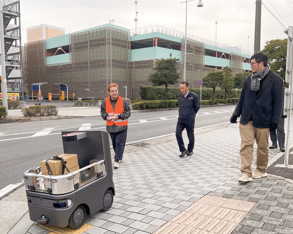公道でロボットが自動配送