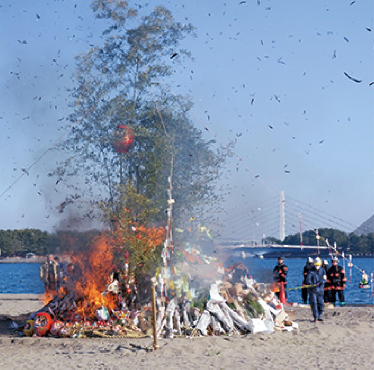 どんど焼きで1年の安全願う
