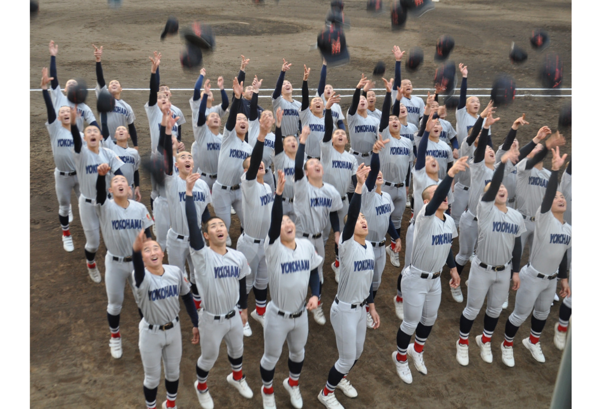 帽子を投げ出場を喜ぶ選手たち