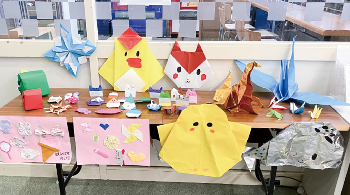 ６日まで金沢地区センター・図書館で展示されている作品＝同クラス提供