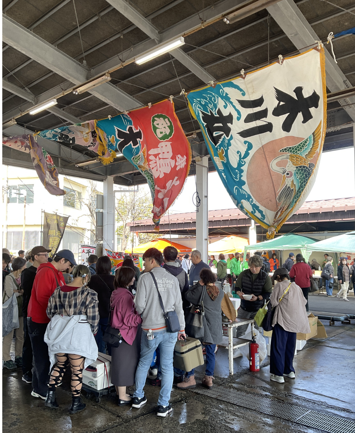 魚干物販売ブースにも行列が