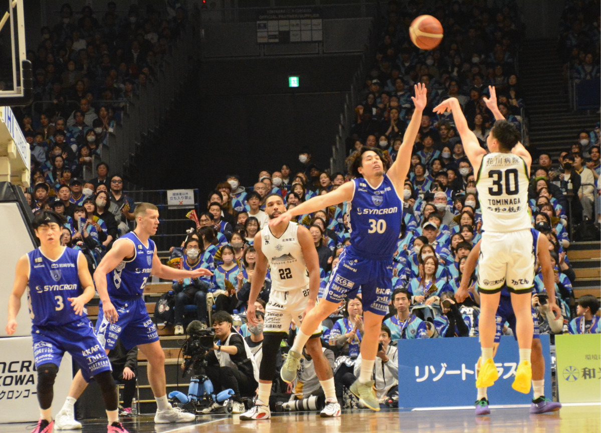 守備から奮闘した須藤選手（右から2人目）